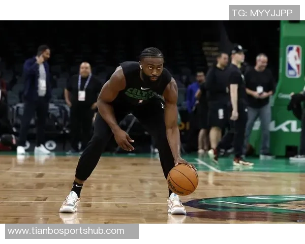 杰伦布朗进入MVP讨论后防守压力加大效率下滑引发关注